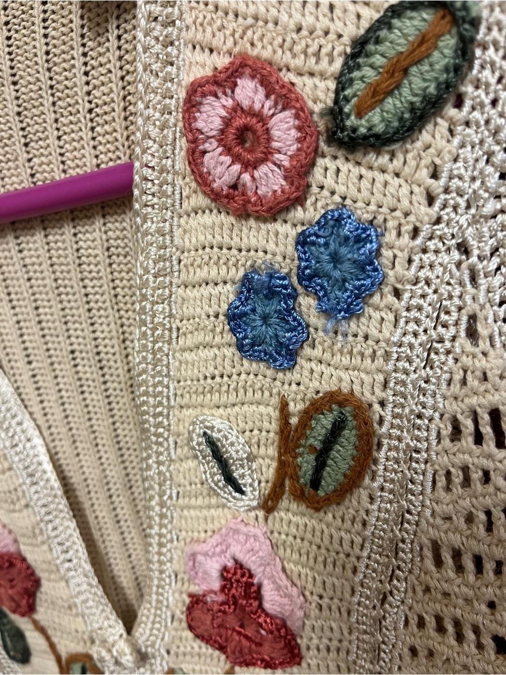 Capacity 1990s Cream Crochet Vertical Border Floral Sweater Vest - Picture 3 of 10